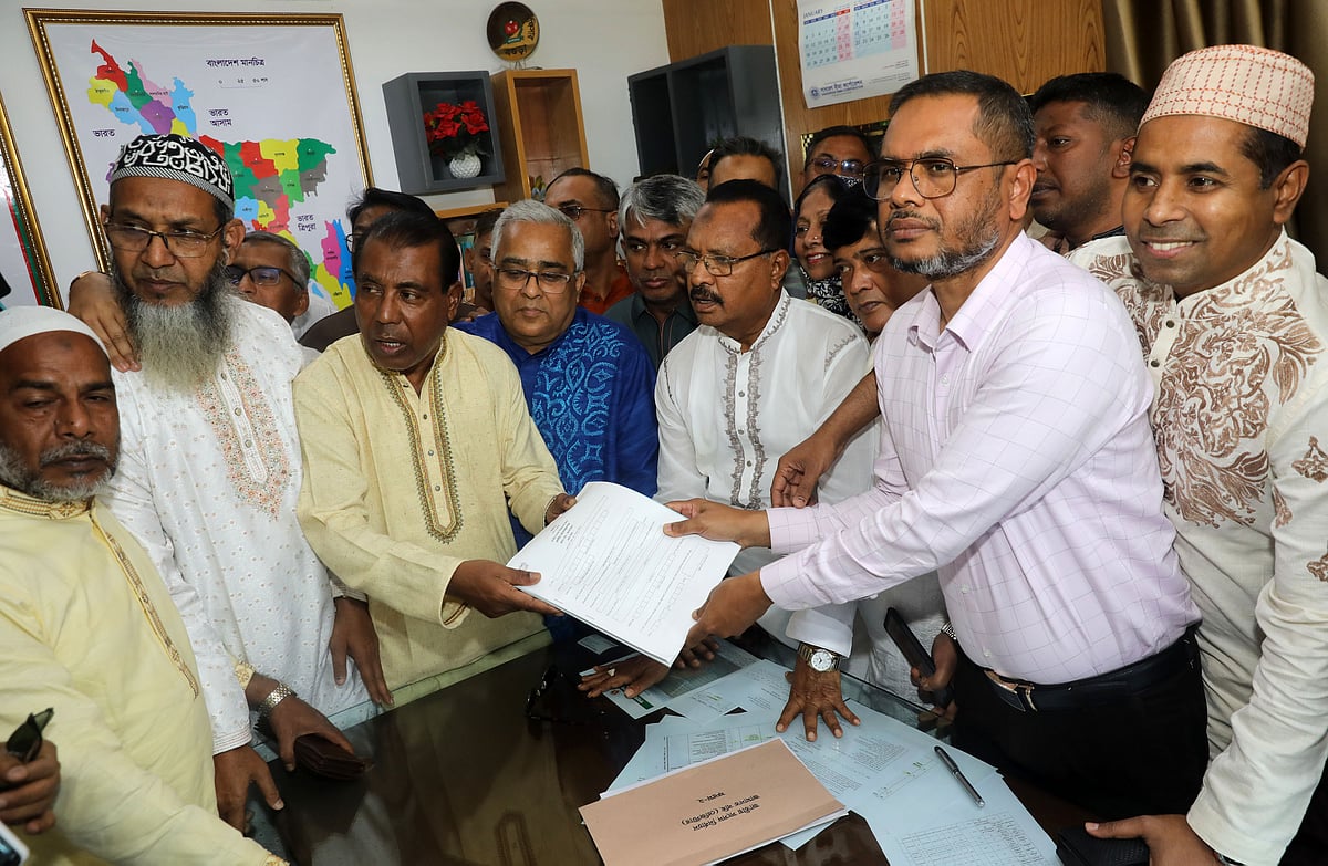 বগুড়া-৬ আসনে উপনির্বাচনে বিএনপি মনোনীত প্রার্থী রেজাউল করিম মনোনয়নপত্র উত্তোলন করেছেন