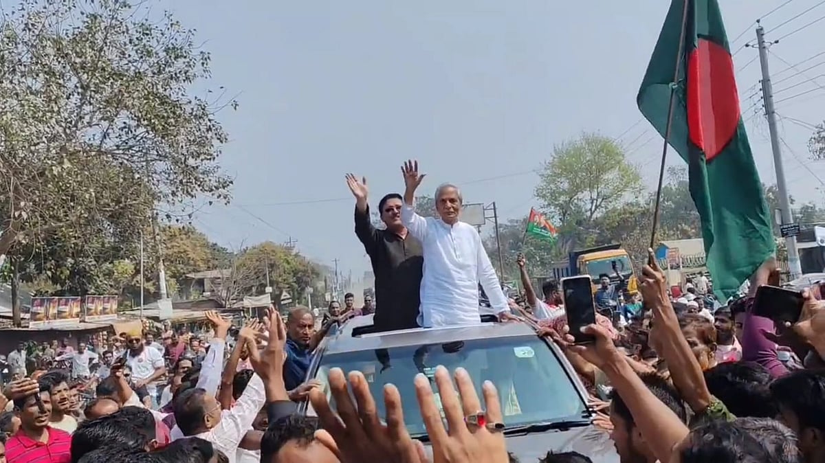 মন্ত্রিপরিষদ গঠনের পর প্রথমবার নিজ নির্বাচনী এলাকায় এলেন সংস্কৃতিমন্ত্রী নিতাই রায় চৌধুরী। মোটর শোভাযাত্রার মাধ্যমে তাঁকে স্বাগত জানান নেতা–কর্মীরা। আজ শুক্রবার