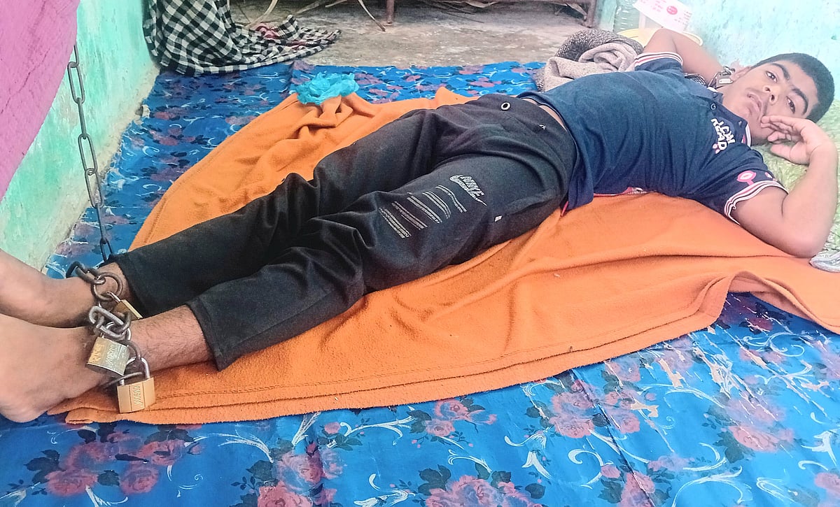 ঘরের বারান্দায় শিকলবন্দি কিশোর জিহাদ আহমদ। গত বুধবার মৌলভীবাজারের কুলাউড়ার নতুনপাড়া এলাকায়