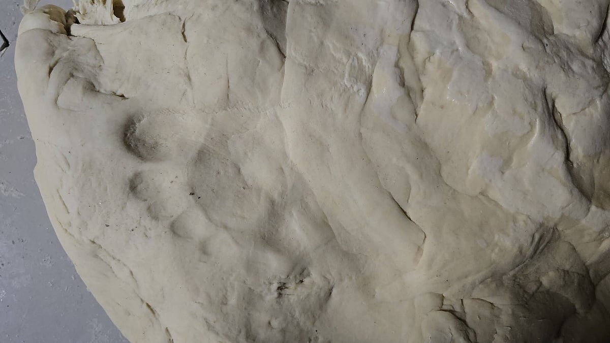 সেমাইয়ের জন্য তৈরি করা খামিরে পায়ের ছাপ। গতকাল বৃহস্পতিবার বগুড়ার কাহালু উপজেলার শেখাহার বাজারে ভাই ভাই লাচ্ছা সেমাই কারখানায়