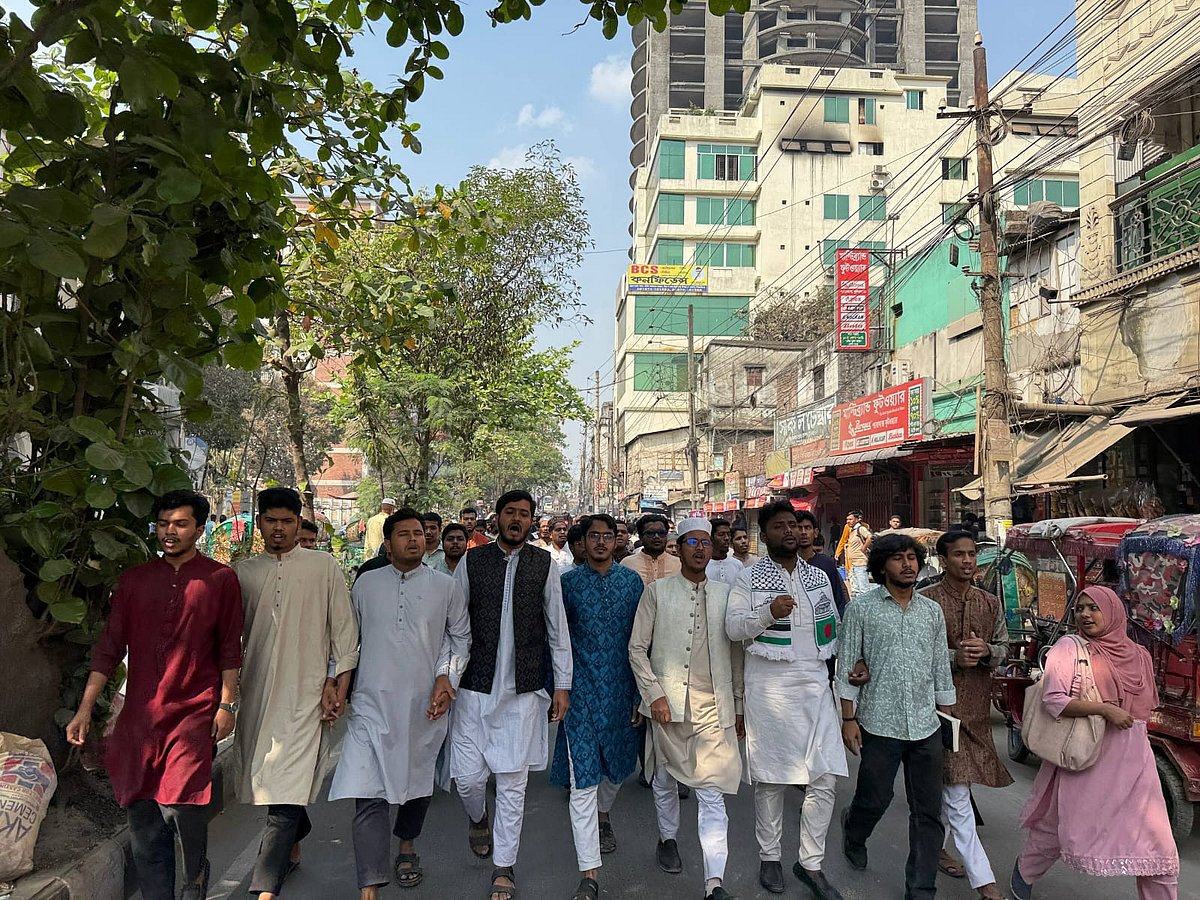 নরসিংদীসহ সারা দেশে হওয়া ধর্ষণ ও সহিংসতার ঘটনাগুলোর দৃষ্টান্তমূলক বিচারের দাবিতে বিক্ষোভ মিছিল করেছেন জগন্নাথ বিশ্ববিদ্যালয়ের শিক্ষার্থীরা। ঢাকা, ২৭ ফেব্রুয়ারি