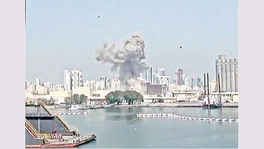 বাহরাইনের মানামায় বিস্ফোরণের পর আকাশে ধোঁয়া উঠতে দেখা যাচ্ছে। ২৮ ফেব্রুয়ারি ২০২৬