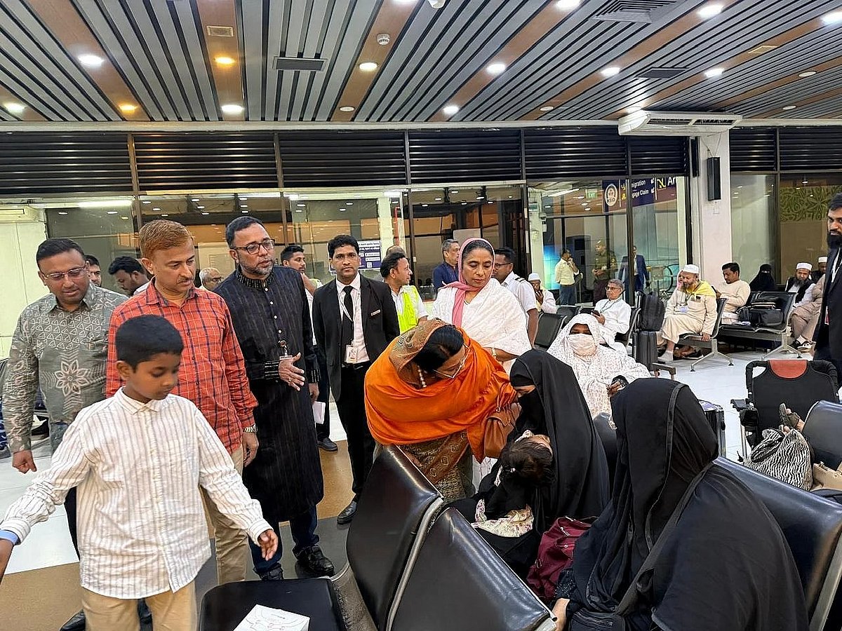 মধ্যপ্রাচ্যগামী ফ্লাইট স্থগিত হওয়ার পর শনিবার সন্ধ্যায় হজরত শাহজালাল আন্তর্জাতিক বিমানবন্দর পরিদর্শনে যান বেসামরিক বিমান পরিবহন ও পর্যটনমন্ত্রী আফরোজা খানম