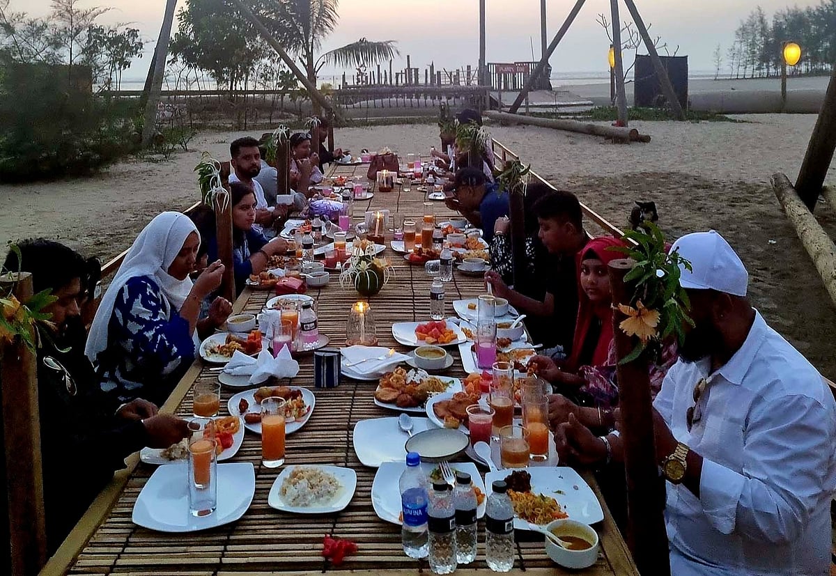 সৈকতে বসে ইফতার সারছেন রোজাদারেরা। গতকাল সন্ধ্যায় কক্সবাজারের প্যাঁচারদ্বীপে