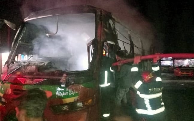 মতলব দক্ষিণ উপজেলায় দাঁড় করিয়ে রাখা তিনটি বাস আগুনে পুড়ে গেছে। গতকাল শুক্রবার
