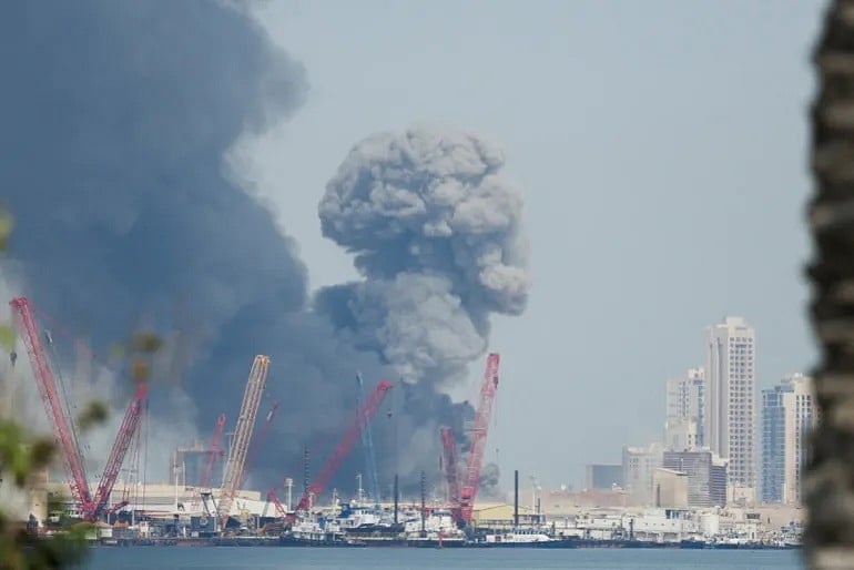 বিস্ফোরণের পর বাহরাইনের রাজধানী মানামায় ধোঁয়া উঠতে দেখা যাচ্ছে