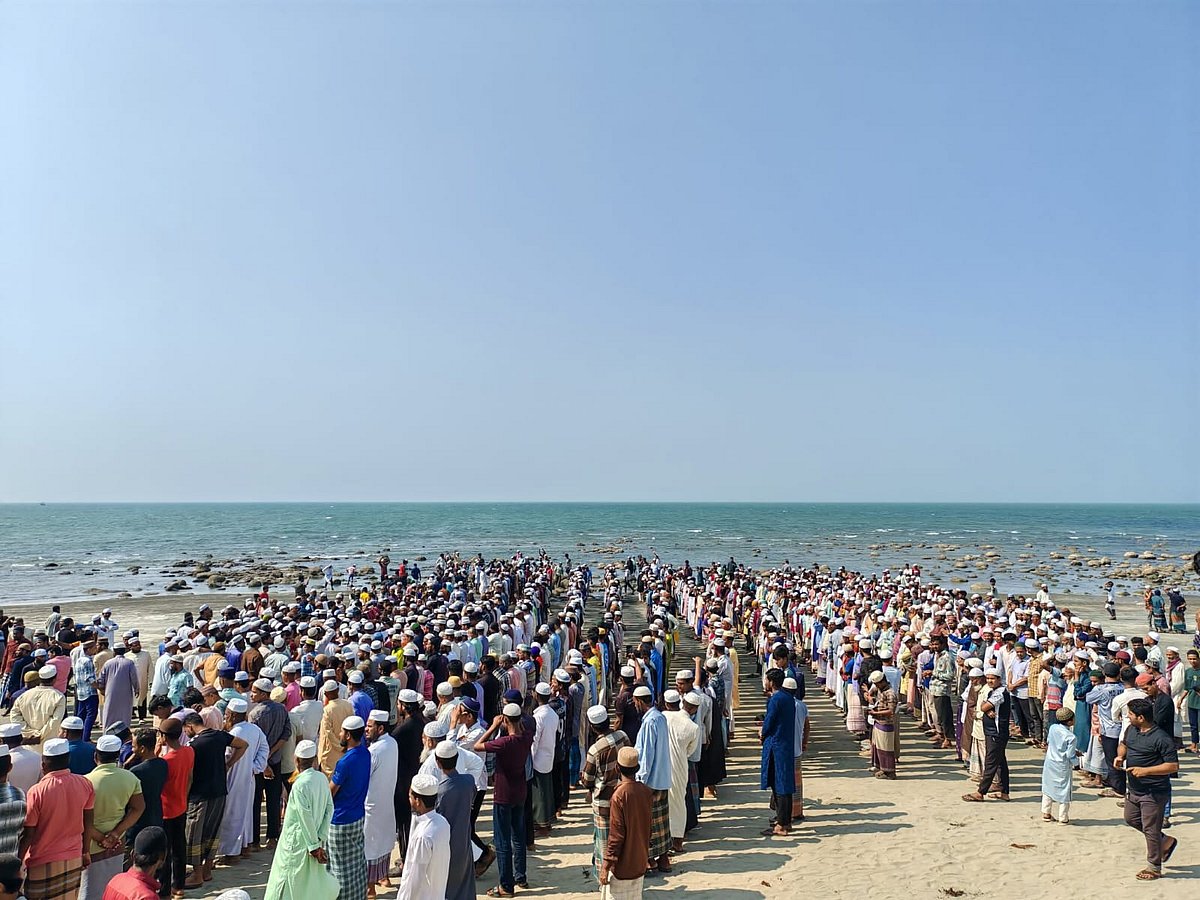 সেন্ট মার্টিনের তরুণ আবদুল মালেকের জানাজায় দ্বীপবাসী।