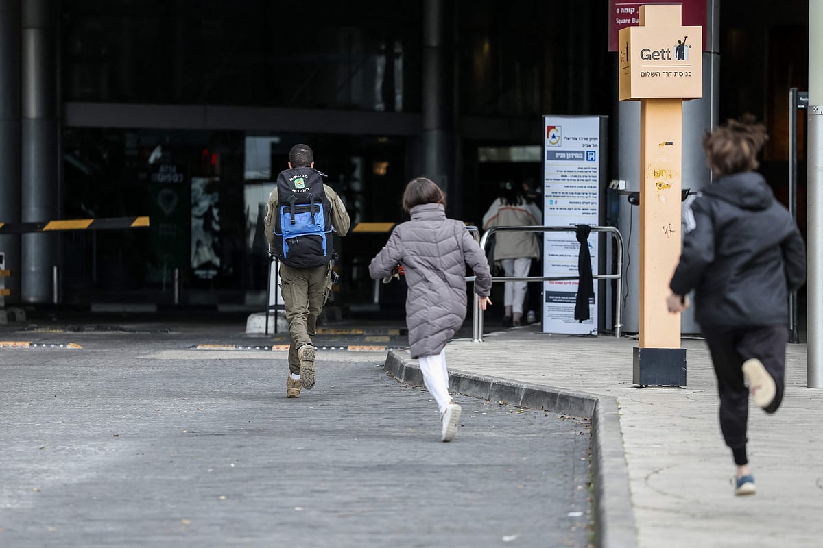তেল আবিবে হামলার সতর্কতামুলক সাইরেন বাজার পর মানুষ নিরাপদ আশ্রয়ের দিকে ছুটছেন। ২৮ ফেব্রুয়ারি, ২০২৬ 
