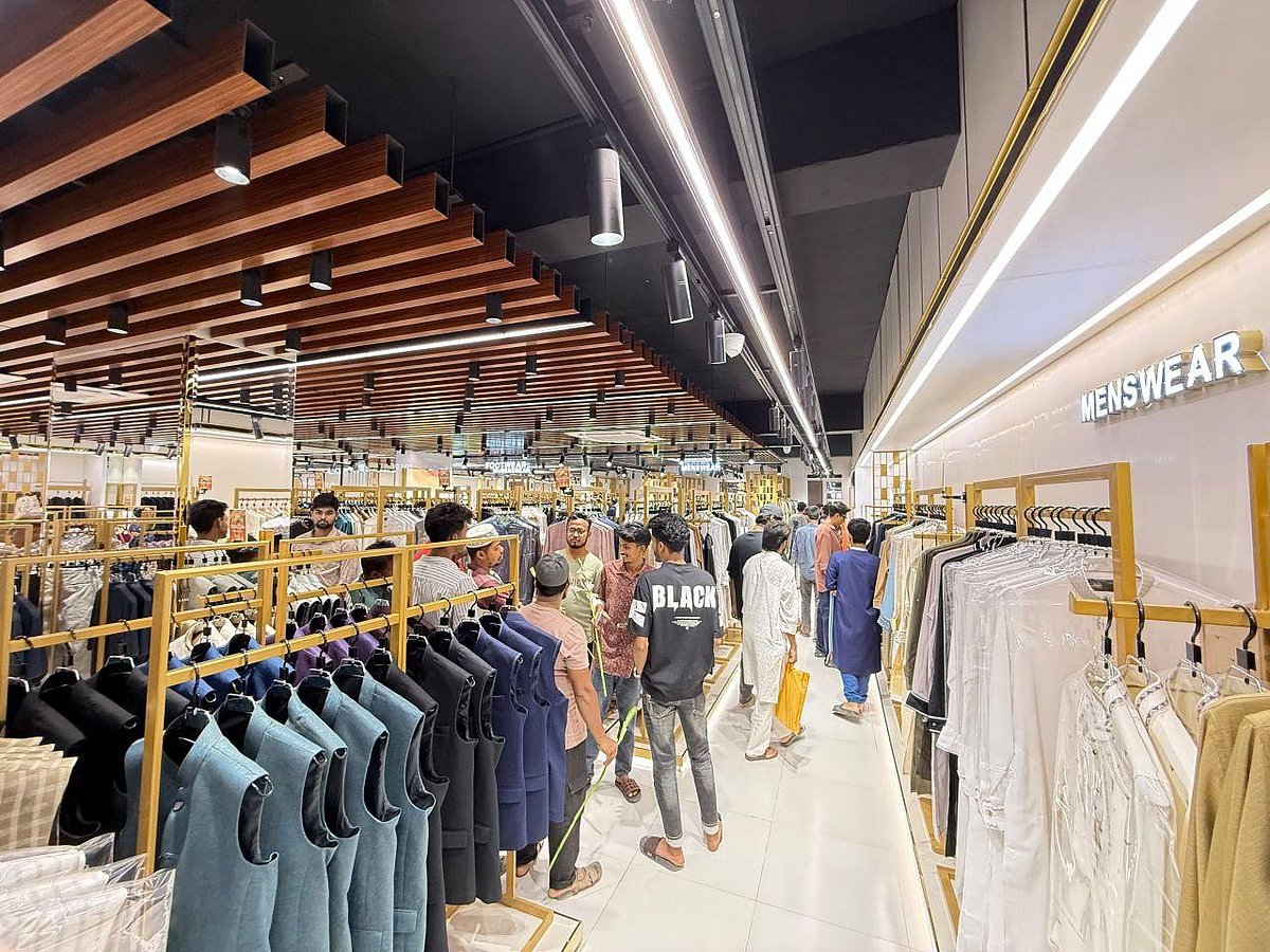 কুমিল্লা শহরে অভিজাত লাইফস্টাইল ব্র্যান্ড ইল্লিয়ীনের ফ্ল্যাগশিপ স্টোরের ‘গ্র্যান্ড ওপেনিং’ আয়োজন শুরু হয়েছে। গত ২৬ ফেব্রুয়ারি শুরু হওয়া পাঁচ দিনব্যাপী এ আয়োজন চলবে আগামী ২ মার্চ পর্যন্ত