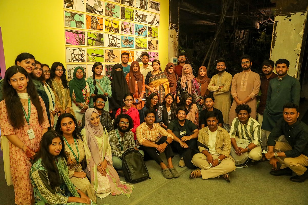 সকালে জাহাঙ্গীরনগর বিশ্ববিদ্যালয়ের ডিপার্টমেন্ট অব জার্নালিজম অ্যান্ড মিডিয়া স্টাডিজের প্রায় ৬০ জন শিক্ষার্থী এবং শিক্ষক প্রদর্শনীটি দেখেন। ২৮ ফেব্রুয়ারি