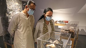 মানুষগুলো ধ্বংসস্তূপের মধ্যে দাঁড়িয়ে কথা বলছেন...