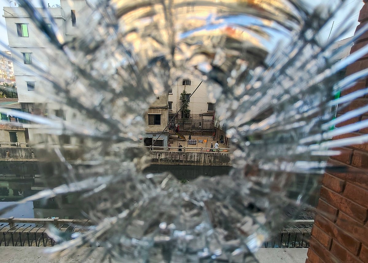 চাঁদা আদায় করতে শীর্ষ ব্যবসায়ী  স্মার্ট গ্রুপের চেয়ারম্যান মোস্তাফিজুর রহমানের বাসায় গতকাল সকালে গুলি ছোড়ে সন্ত্রাসীরা। এতে তাঁর ভবনের দুই ও তিন তলার বেশ কিছু জানালার কাচ ভেঙে যায়। গতকাল বিকেল সাড়ে ৪টায় চট্টগ্রাম নগরের চন্দনপুরা এলাকায়