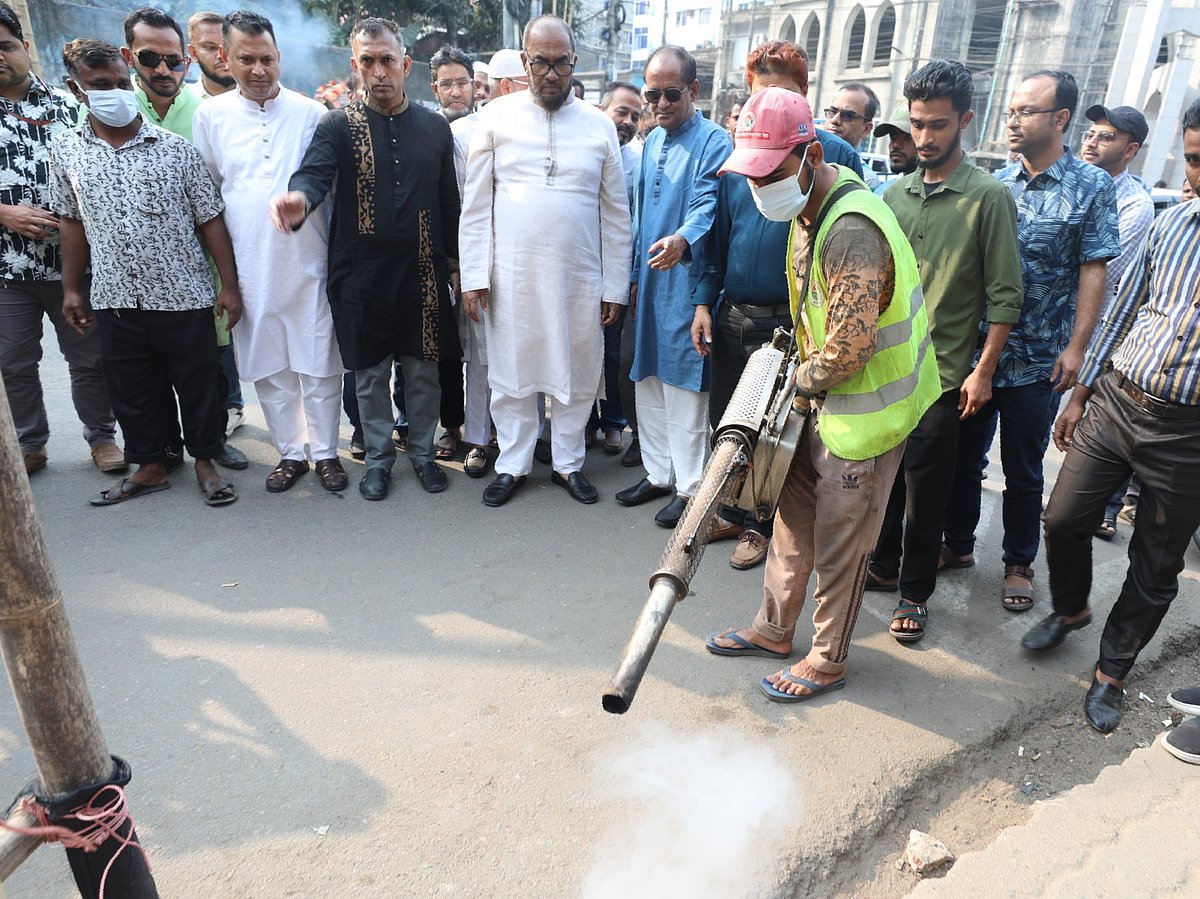 সিলেট নগরের বিশেষ মশকনিধন অভিযানের উদ্বোধন করেন সিলেট সিটি করপোরেশনের প্রশাসক আবদুল কাইয়ুম চৌধুরী। আজ শনিবার বিকেলে নগরের নয়া সড়ক এলাকায়