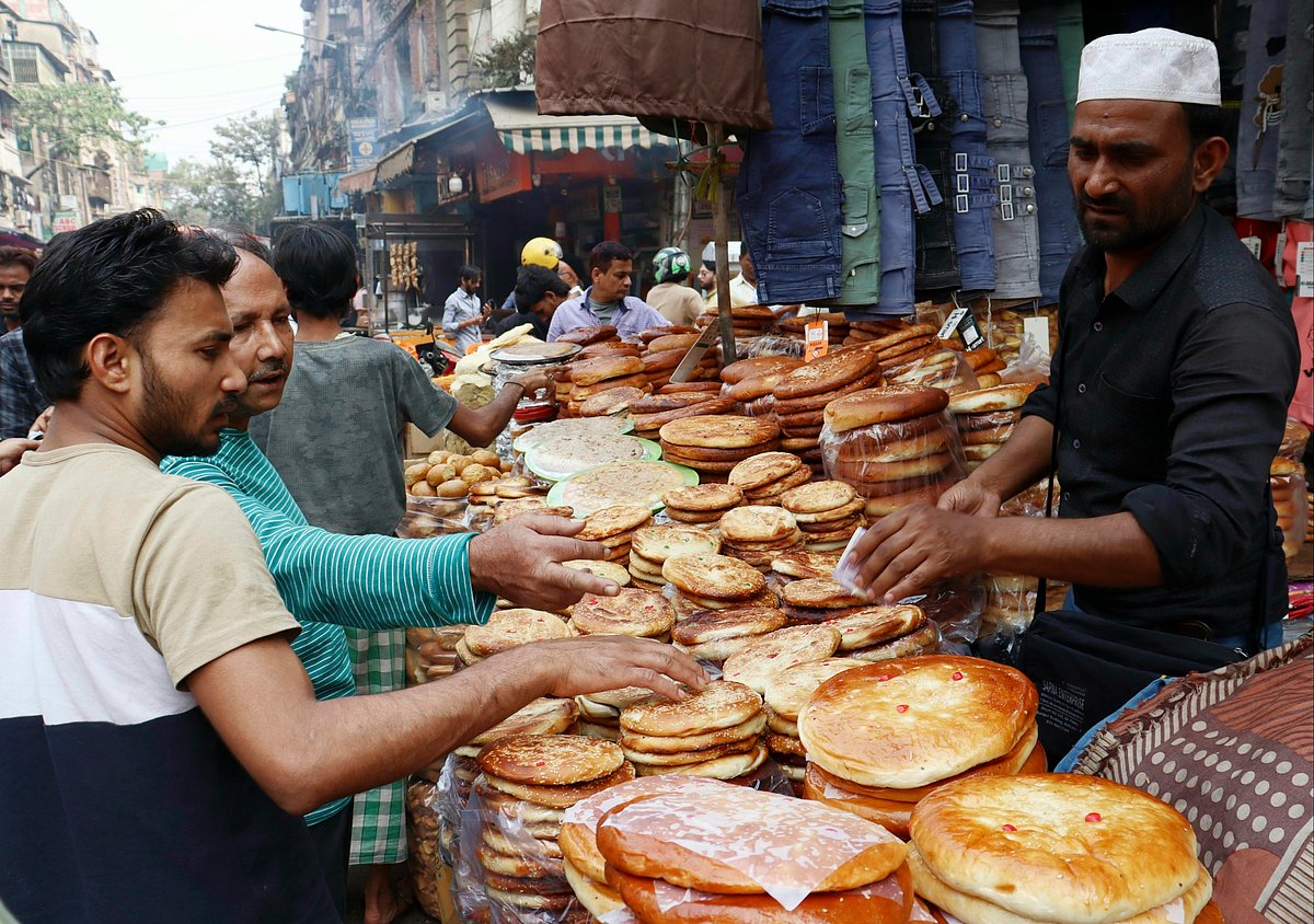 ভারতের পশ্চিমবঙ্গের কলকাতায় ইফতারির পসরা সাজিয়ে বসেছেন ব্যবসায়ীরা। ২৭ ফেব্রুয়ারি ২০২৬, জাকারিয়া স্ট্রিট
