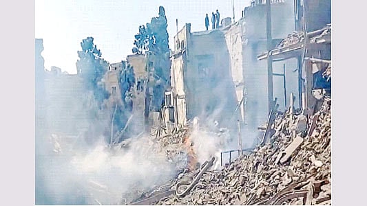 যুক্তরাষ্ট্র ও ইসরায়েলের হামলার পর ক্ষয়ক্ষতি খতিয়ে দেখছেন লোকজন। গতকাল ইরানের তেহরানে