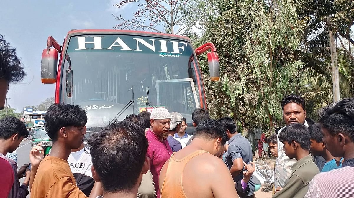 চন্দনাইশে মোটরসাইকেলকে ধাক্কা দেওয়ার উত্তেজিত জনতা যাত্রীবাাহী বাস ভাঙচুর করে