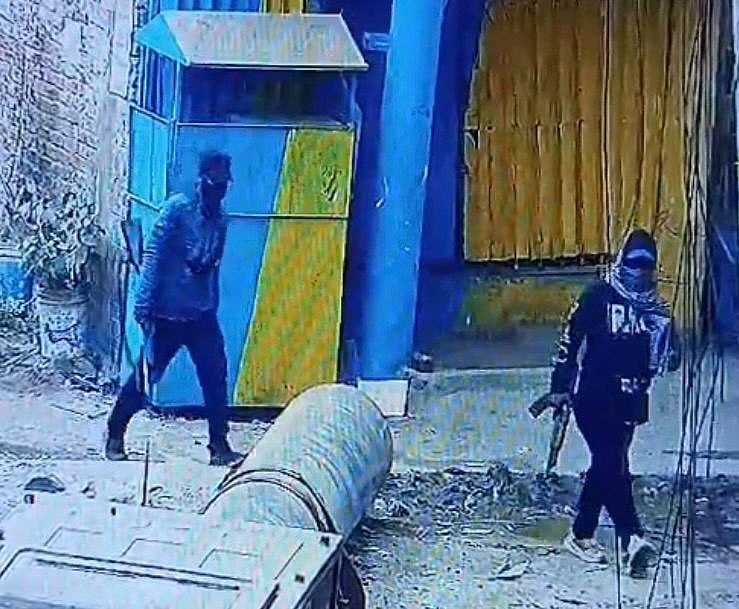 অস্ত্র হাতে দুই সন্ত্রাসী। আজ সকালে চট্টগ্রাম নগরের চন্দনপুরা এলাকায়