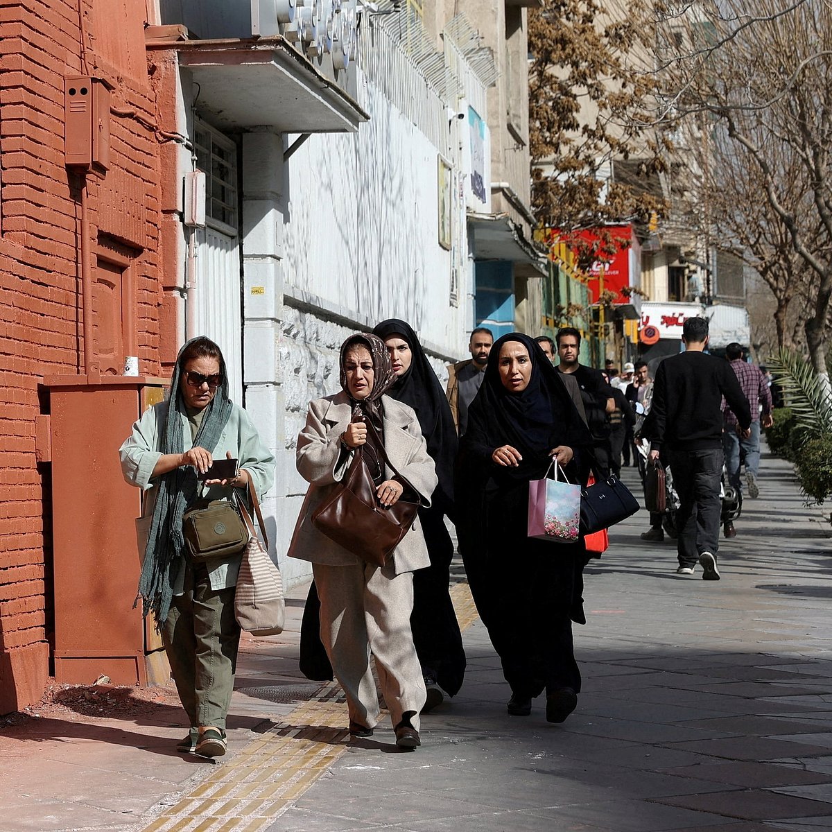 ইরানে ইসরায়েল-যুক্তরাষ্ট্রের ক্ষেপণাস্ত্র হামলার পর নিরাপদ আশ্রয়ে যাচ্ছেন তেহরানের বাসিন্দারা। ২৮ ফেব্রুয়ারি ২০২৬, তেহরান