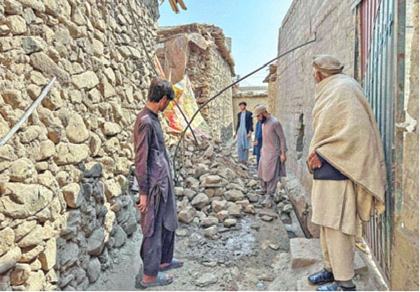 পাকিস্তান–আফগানিস্তান সীমান্তে গোলাবর্ষণে ক্ষতিগ্রস্ত হয়েছে বাড়িটি। গতকাল পাকিস্তানের খাইবার পাখতুনখাওয়া প্রদেশের বাজৌর এলাকায়