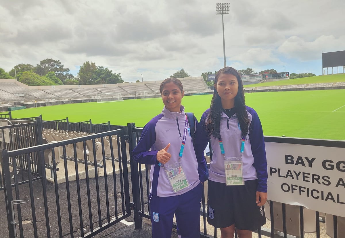 অনুশীলনের ফাঁকে বাংলাদেশ জাতীয় দলের ফুটবলার শিউলি আজিম ও সুরভী আকন্দ