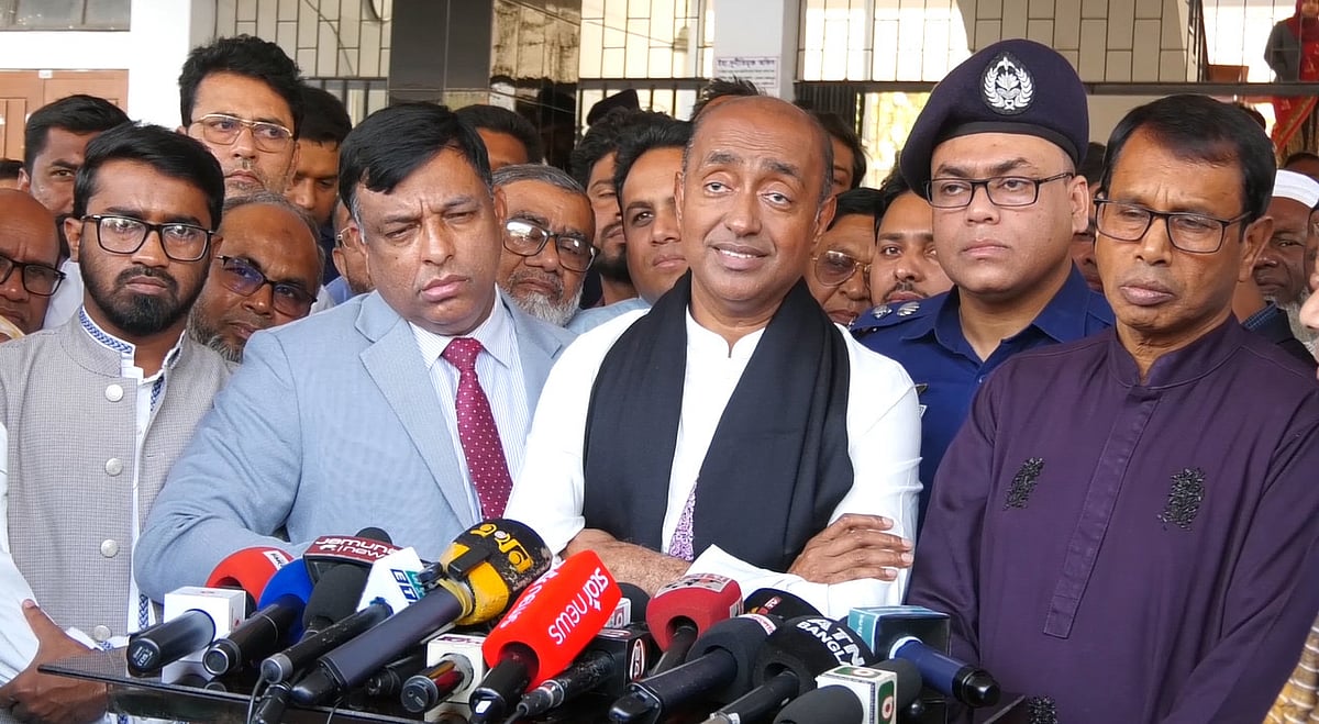 ঝিনাইদহ জেলা প্রশাসকের সম্মেলনকক্ষে জেলার সংসদ সদস্য ও জেলার সরকারি কর্মকর্তাদের সঙ্গে মতবিনিময় সভা শেষে সাংবাদিকদের নানা প্রশ্নের উত্তর দেন। আজ শনিবার