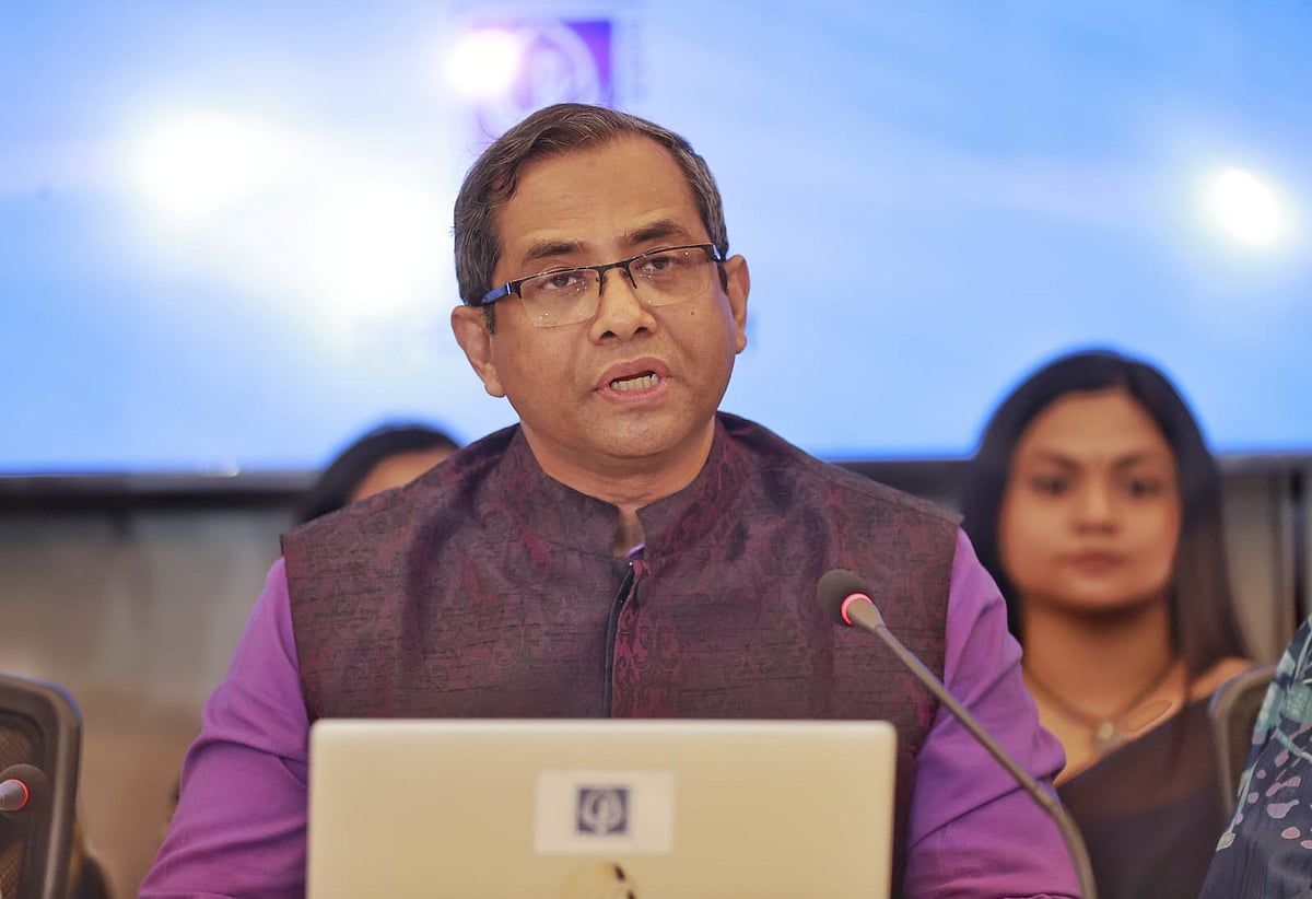 আজ ধানমন্ডিতে সিপিডি কার্যালয়ে আয়োজিত এক মিডিয়া ব্রিফিংয়ে বক্তব্য দিচ্ছেন সিপিডির গবেষণা পরিচালক খন্দকার গোলাম মোয়াজ্জেম। ‘নতুন সরকারের অর্থনৈতিক ও সামাজিক খাতে নীতি ও প্রশাসনিক সিদ্ধান্ত: ১৮০ দিন ও তারপর’ শীর্ষক এই মিডিয়া ব্রিফিং আয়োজন করা হয়।