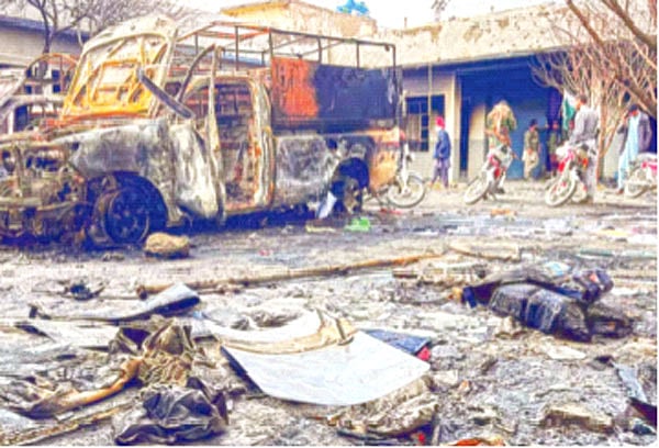 কোয়েটায় একটি পুলিশ স্টেশনে সশস্ত্র যোদ্ধাদের হামলায় বিধ্বস্ত যানবাহন