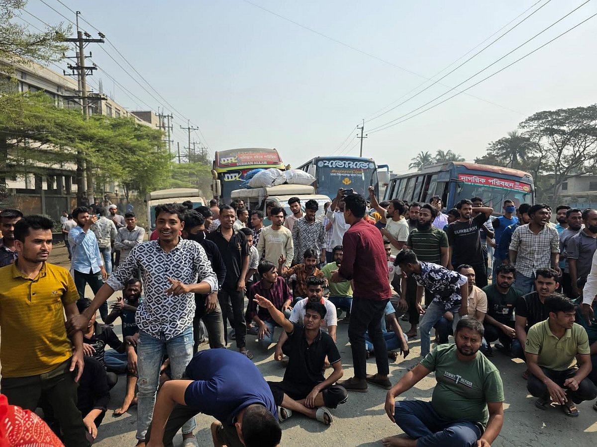 বকেয়া বেতনের দাবিতে শ্রমিকদের সড়ক অবরোধ। আজ বেলা একটার দিকে নারায়ণগঞ্জের রূপগঞ্জ উপজেলার বরপা এলাকার ঢাকা–সিলেট মহাসড়কে