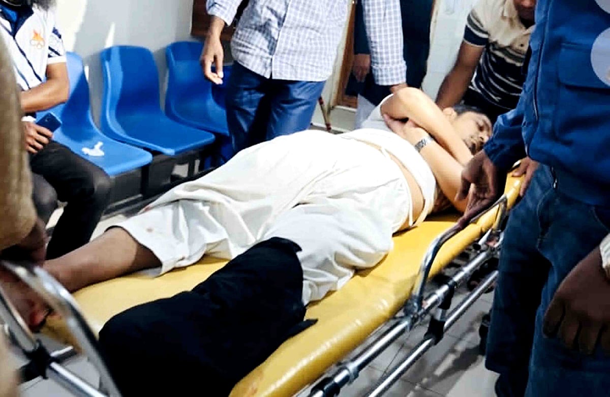 রাজশাহী মেডিকেল কলেজ হাসপাতালে আহত এসআইকে ভর্তি করা হয়। গতকাল শুক্রবার রাতে