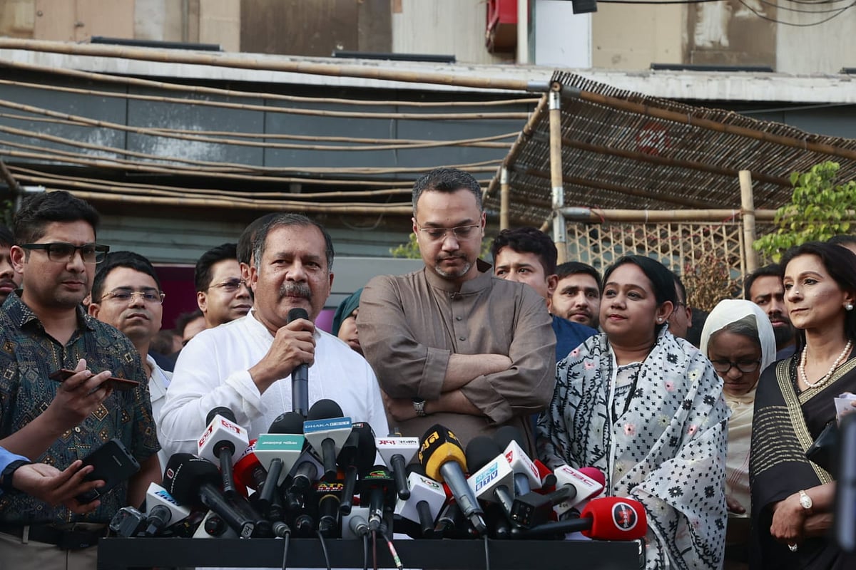 প্রথম আলোর পুড়িয়ে দেওয়া ভবনে আয়োজিত বিশেষ প্রদর্শনী ‘আলো’ ঘুরে দেখার পর তথ্যমন্ত্রী জহির উদ্দিন সাংবাদিকদের সঙ্গে কথা বলেন। ২৮ ফেব্রুয়ারি