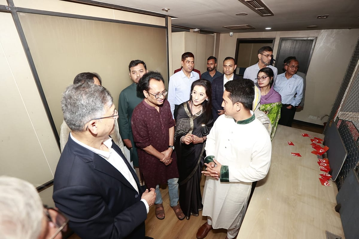 প্রথম আলোর অগ্নিদগ্ধ ভবনে আয়োজিত শিল্পকর্ম প্রদর্শনী ‘আলো’ পরিদর্শনে অন্যান্য অতিথির মধ্যে প্রধানমন্ত্রীর উপদেষ্টা জাহেদ উর রহমান। আজ শনিবার বিকেলে রাজধানীর কারওয়ান বাজারে