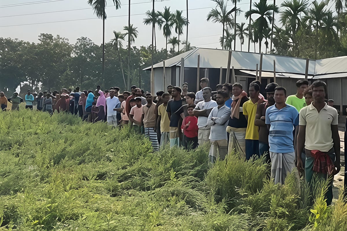 পাবনার ঈশ্বরদীতে দাদি ও নাতনিকে হত্যার খবরে ঘটনাস্থলে ভিড় জমান অনেকে
