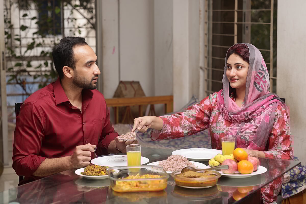 সাহ্‌রিতে ‘কমপ্লেক্স কার্বোহাইড্রেট’ বা জটিল শর্করা যেমন লাল আটার রুটি, ব্রাউন রাইস বা ওটস রাখা উচিত।