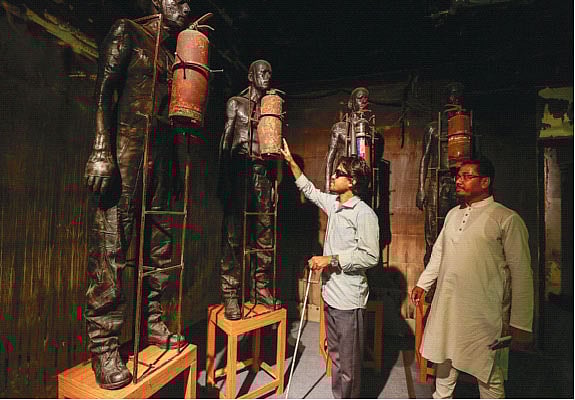 বড় ভাই ইয়াসিন আরাফাতকে নিয়ে প্রদর্শনী দেখতে এসেছেন চট্টগ্রাম বিশ্ববিদ্যালয়ের শিক্ষার্থী গোলাম কিবরিয়া। চোখে দেখতে না পারা এই দর্শনার্থী শিল্পবস্তু স্পর্শ করে বোঝার চেষ্টা করেন হামলার ভয়াবহতা। গতকাল কারওয়ান বাজারে প্রথম আলোর পোড়া ভবনে