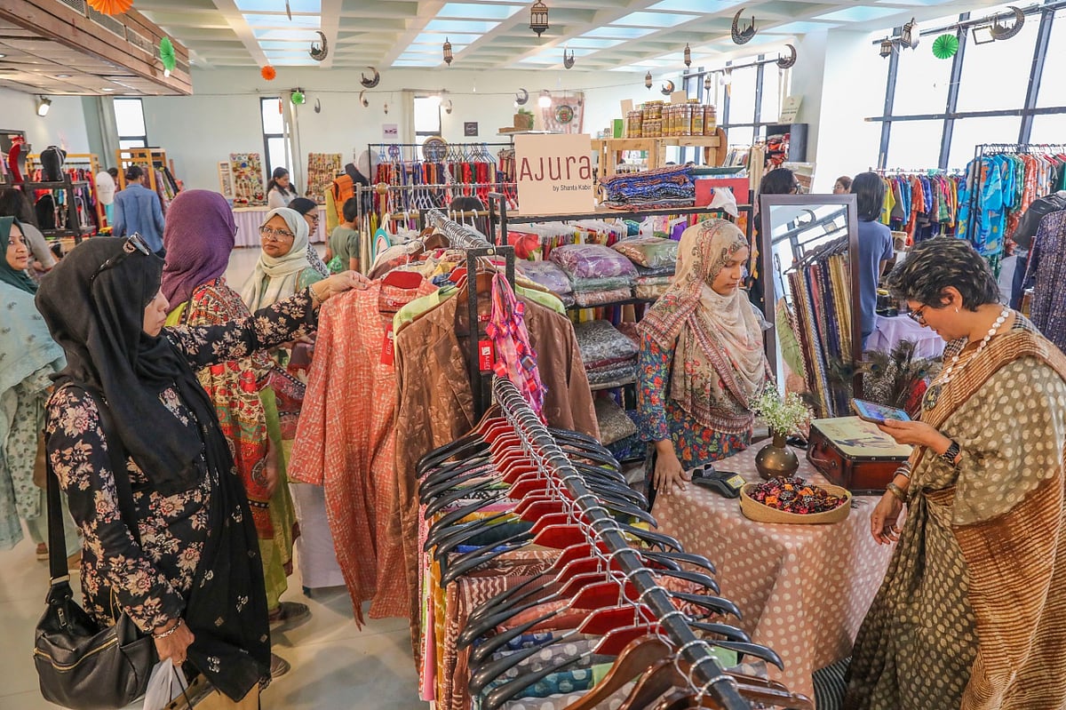 বৈচিত্র্যময় দেশি পণ্যের সম্ভার রয়েছে হালফ্যাশন ঈদ ফিয়েস্তায়। আজ বিকেলে ধানমন্ডি ২৭ নম্বর সড়কের মাইডাস সেন্টারে