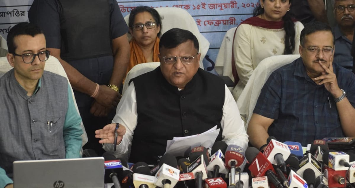 সংবাদ সম্মেলনে কথা বলছেন ভারতের পশ্চিমবঙ্গের রাজ্য নির্বাচন কর্মকর্তা মনোজ আগরওয়াল। গতকাল শনিবার (২৮ ফেব্রুয়ারি) এ সংবাদ সন্মেলন হয়