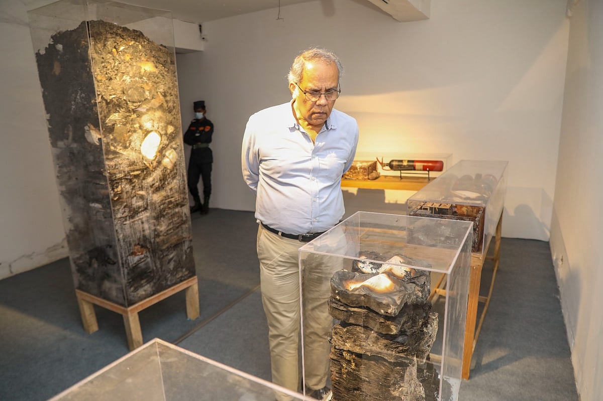 প্রদর্শনী ‘আলো’ দেখছেন দ্য ডেইলি স্টারের কনসাল্টিং এডিটর কামাল আহমেদ। আজ রোববার সকালে