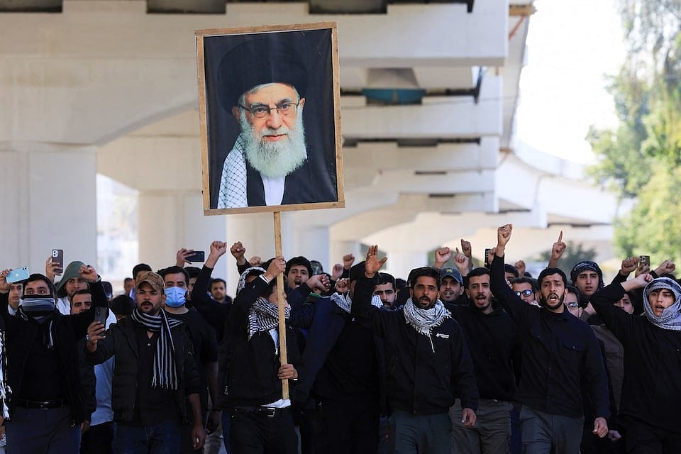 ইরানের সর্বোচ্চ নেতা আয়াতুল্লাহ আলী খামেনিকে হত্যার প্রতিবাদে ইরাকের রাজধানী বাগদাদের গ্রিন জোনের প্রবেশপথের কাছে বিক্ষোভ। ১ মার্চ ২০২৬
