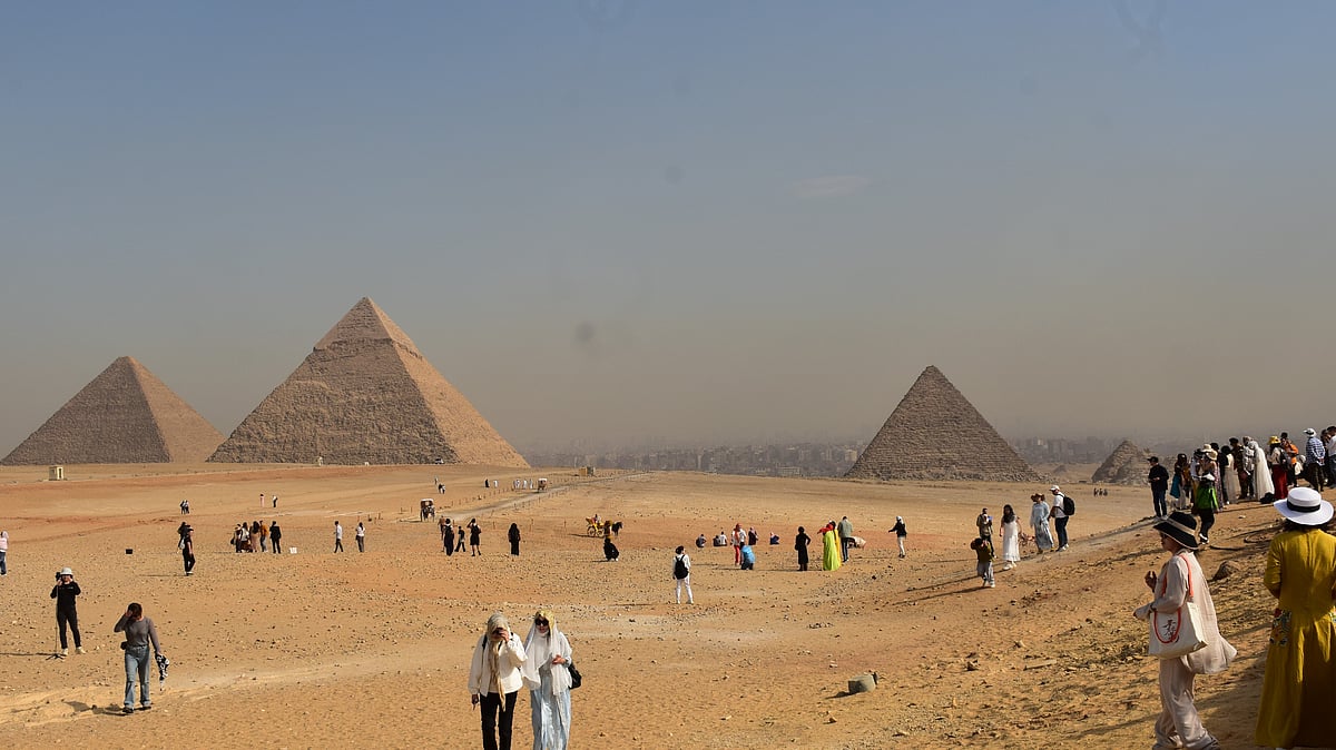 দূর থেকে দেখা পিরামিড