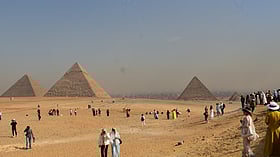 রুম থেকেই দেখা যাচ্ছিল পিরামিড