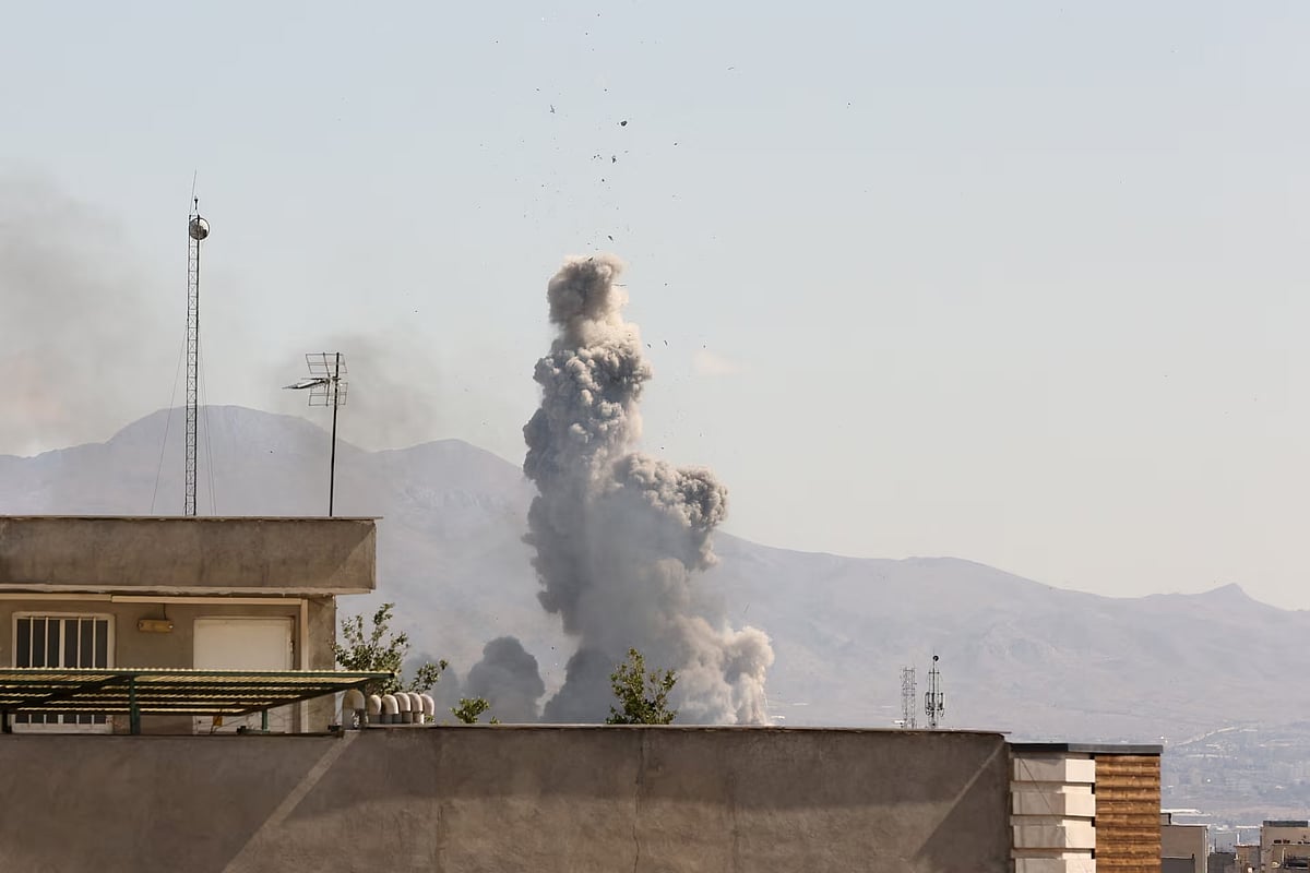 ইরানের তেহরানে যুক্তরাষ্ট্র ও ইসরায়েলি বাহিনীর যৌথ হামলার পর একটি স্থাপনা থেকে ধোঁয়া উঠছে। ১ মার্চ ২০২৬ 