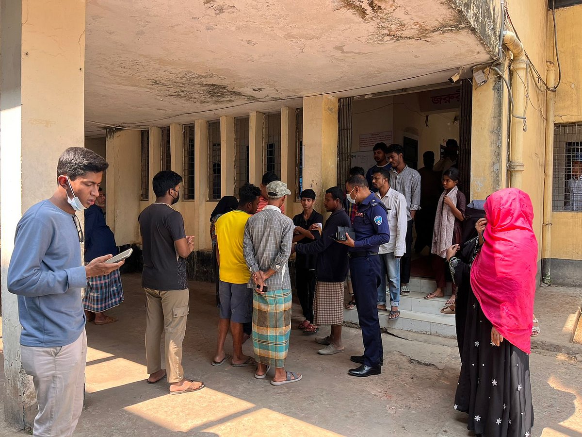 নির্মাণাধীন ভবন থেকে পড়ে মারা যাওয়া দুই শ্রমিককে আনোয়ারা স্বাস্থ্যকেন্দ্রে নেওয়া হয়