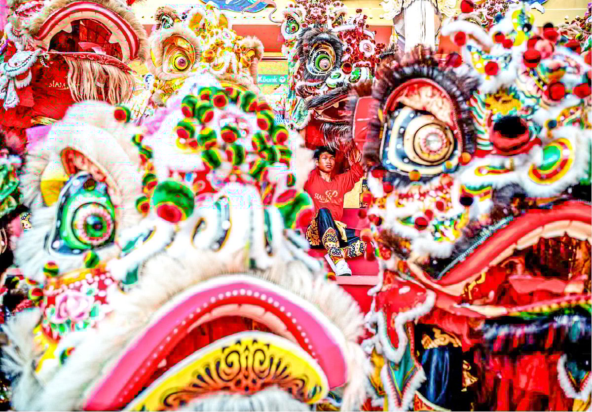 থাইল্যান্ডের রাজধানী ব্যাংককের একটি ডিপার্টমেন্টাল স্টোরে চান্দ্র নববর্ষের আগের সন্ধ্যায় ঐতিহ্যবাহী ‘লায়ন ড্যান্স’ (সিংহ নাচ) পরিবেশন করছেন শিল্পীরা