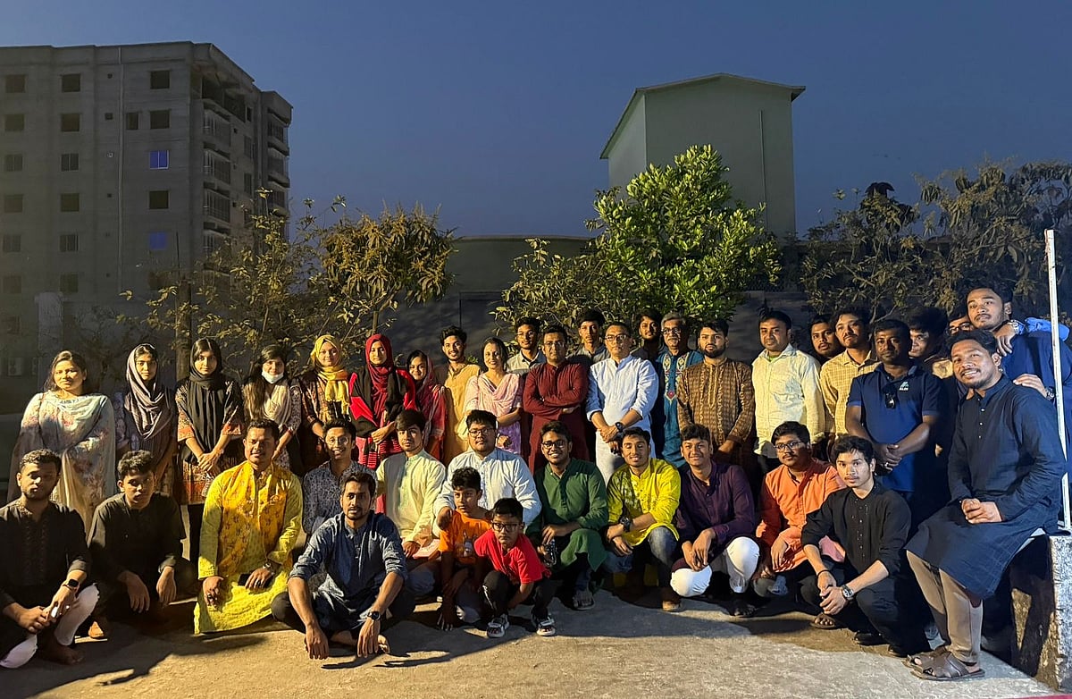 বন্ধুরা সম্প্রীতির যে দৃষ্টান্ত স্থাপন করছে, তা প্রশংসনীয়