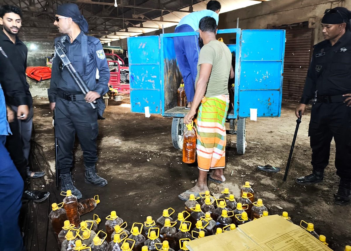 জামালপুরে ইটের নিচে লুকিয়ে রাখা টিসিবির ৭২২ বোতল ভোজ্য তেল জব্দ করা হয়। রোববার বিকাল সাড়ে পাঁচটার দিকে শহরের বাগেরহাটা বটতলা এলাকায়