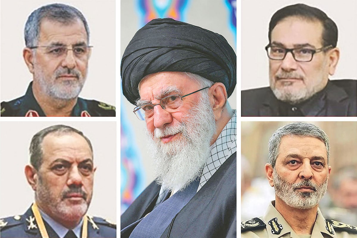 আয়াতুল্লাহ আলী খামেনির পাশে উপরে বাঁয়ে আইআরজিসি প্রধান মোহাম্মদ পাকপুর ও উপরে ডানে খামেনির নিরাপত্তা উপদেষ্টা আলী শামখানি; নিচে বাঁয়ে প্রতিরক্ষামন্ত্রী আজিজ নাসিরজাদেহ ও নিচে ডানে সশস্ত্র বাহিনীর প্রধান জেনারেল আবদুল রহিম মৌসাভি