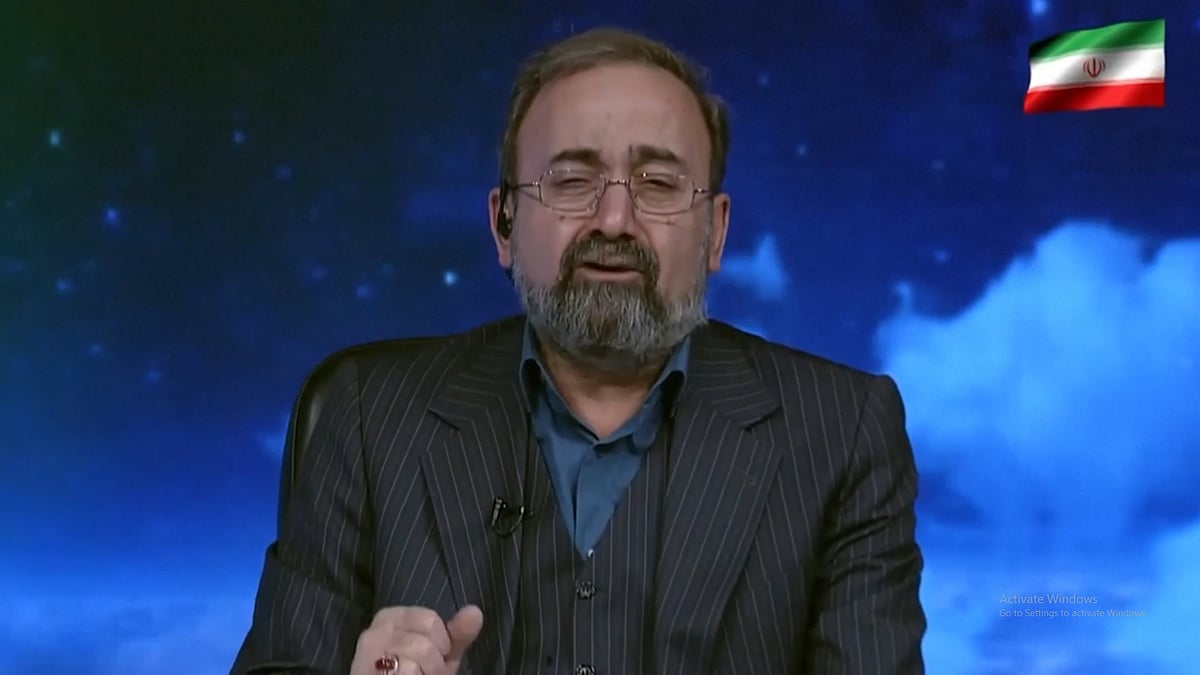 কাঁদতে কাঁদতে খামেনির মৃত্যুর ঘোষণা দেন টিভি উপস্থাপক