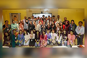 জাপানি শিক্ষার্থীদের পদচারণে মুখর এইউডব্লিউর ক্যাম্পাস