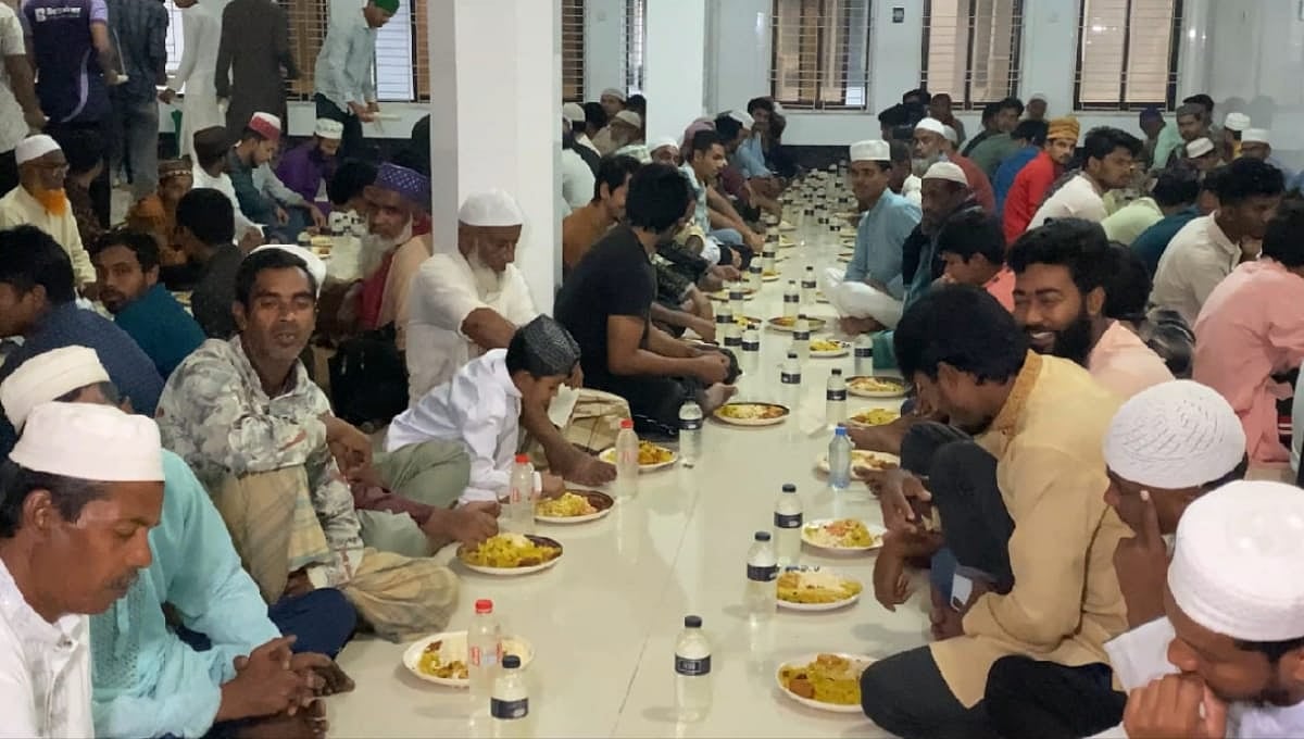 রমজান মাসজুড়ে প্রতিদিন ছয় শতাধিক রোজাদার বিনা মূল্যে ইফতার করেন এই মসজিদে। সম্প্রতি তোলা
