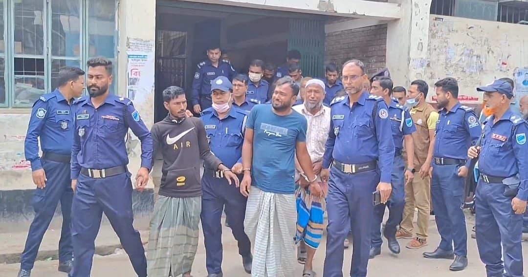 নরসিংদীতে কিশোরীকে ধর্ষণ ও হত্যার মামলায় গ্রেপ্তার সাত আসামির আট দিন করে রিমান্ড মঞ্জুর করেছেন আদালত। আজ রোববার দুপুরে আদালত চত্বরে